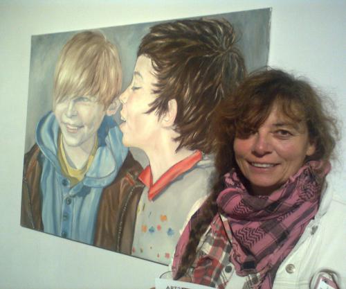 Jo with one of her paintings (joannadavies.co.uk)