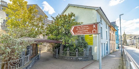 Sign showing the way to MOMA Machynlleth